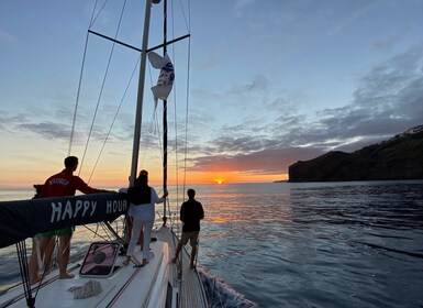 Funchal: Sunrise Private Sailing Trip with Breakfast