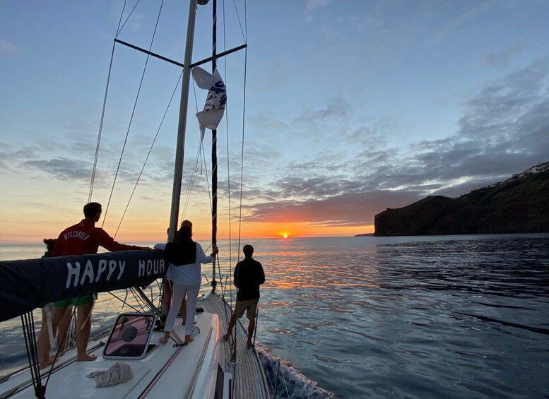 Funchal: Sunrise Private Sailing Trip with Breakfast