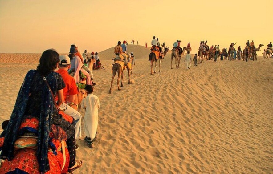 Jaisalmer: Jeep Safari,Camel Ride,Buffet Dinner & Folk Dance