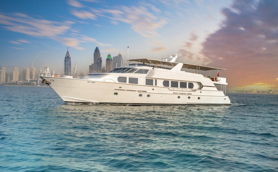 Dubai : Luxury Super Yacht Charter with Canapes & Drinks