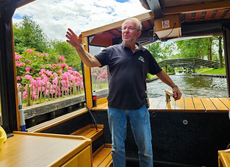 Picture 2 for Activity Giethoorn: Live Guided Tour with Cruise & Cheese Platter