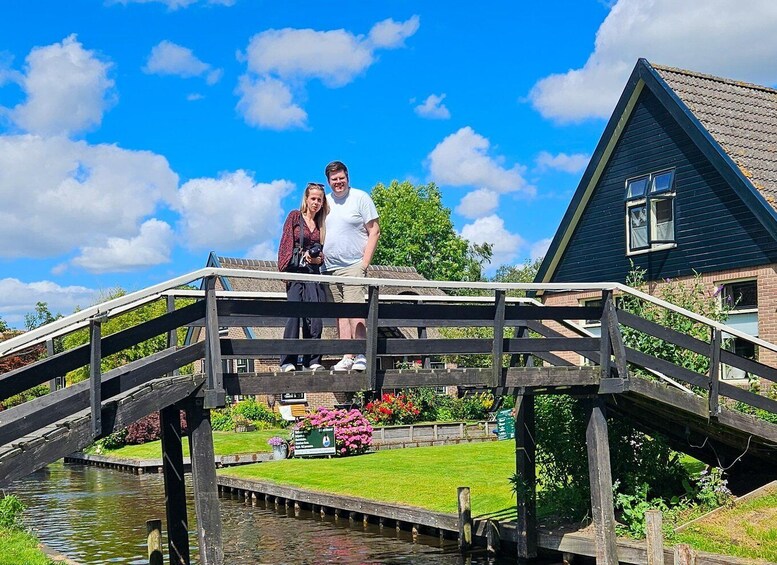 Picture 4 for Activity Giethoorn: Live Guided Tour with Cruise & Cheese Platter