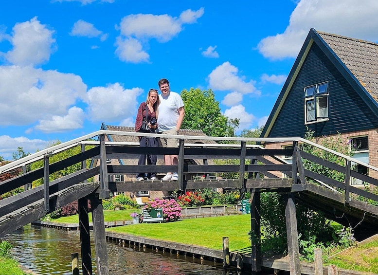 Picture 4 for Activity Giethoorn: Live Guided Tour with Cruise & Cheese Platter