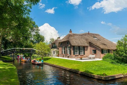 Amsterdam: Live GuideD Giethoorn Boat Tour & Cheese Platter