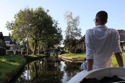 Giethoorn: Live Guided Tour with Cruise & Cheese Platter