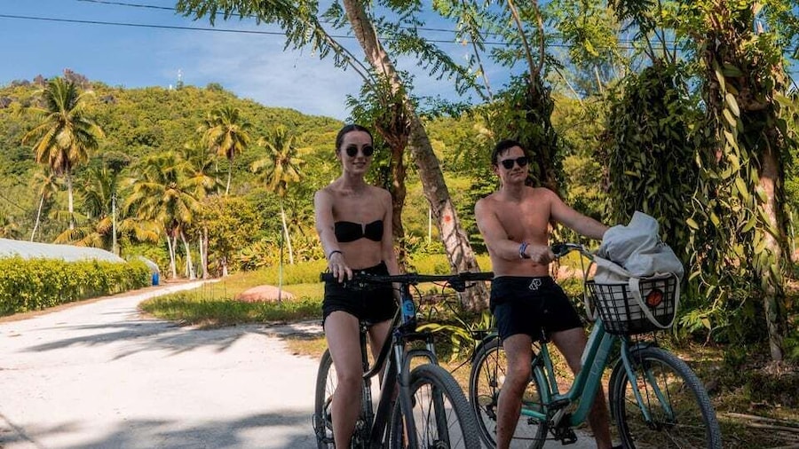 From Praslin: La Digue Boat Trip with Bike Rental