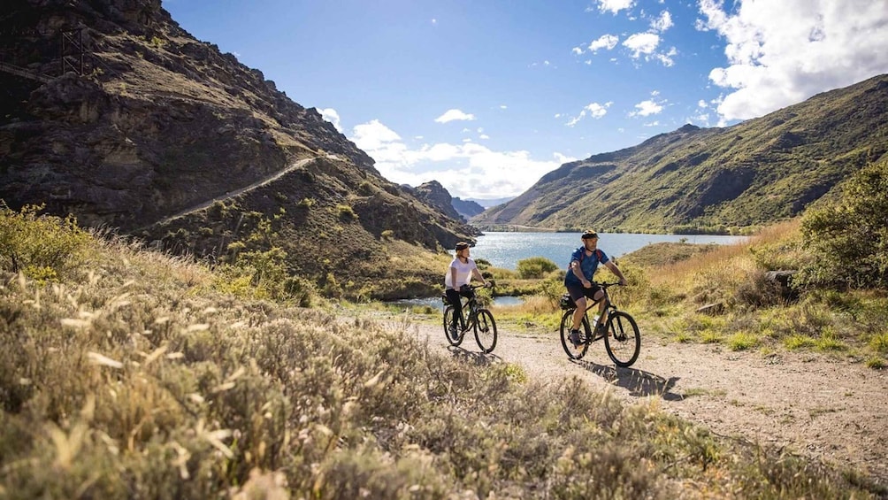 From Wanaka: Lake Dunstan Trail E-Bike Hire & Shuttle