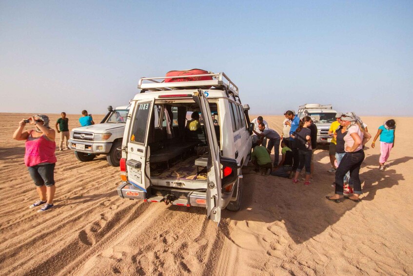 Hurghada: 6-Hour Jeep Desert Safari, Dinner, and Show