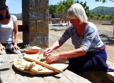 Heraklion: Cooking workshop and dinner at a village house
