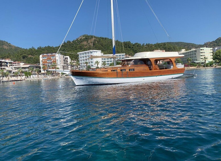 Marmaris: Private Boat Cruise with Lunch