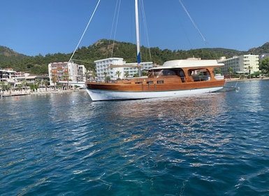 Marmaris: Private Boat Cruise with Lunch