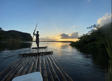 Experiencia en balsa de bambú en Santa Lucía y destilería de ron