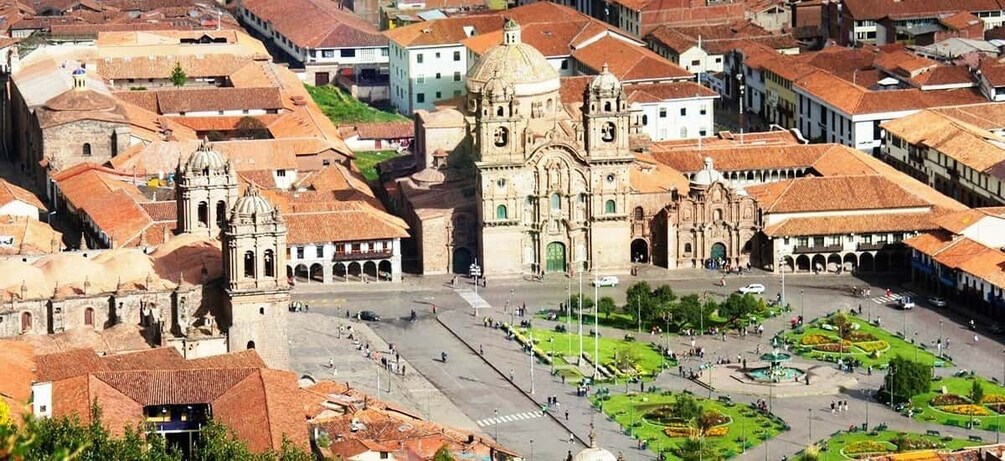 Picture 1 for Activity Cusco: Historic Walking Tour with Pisco Sour and Music Show