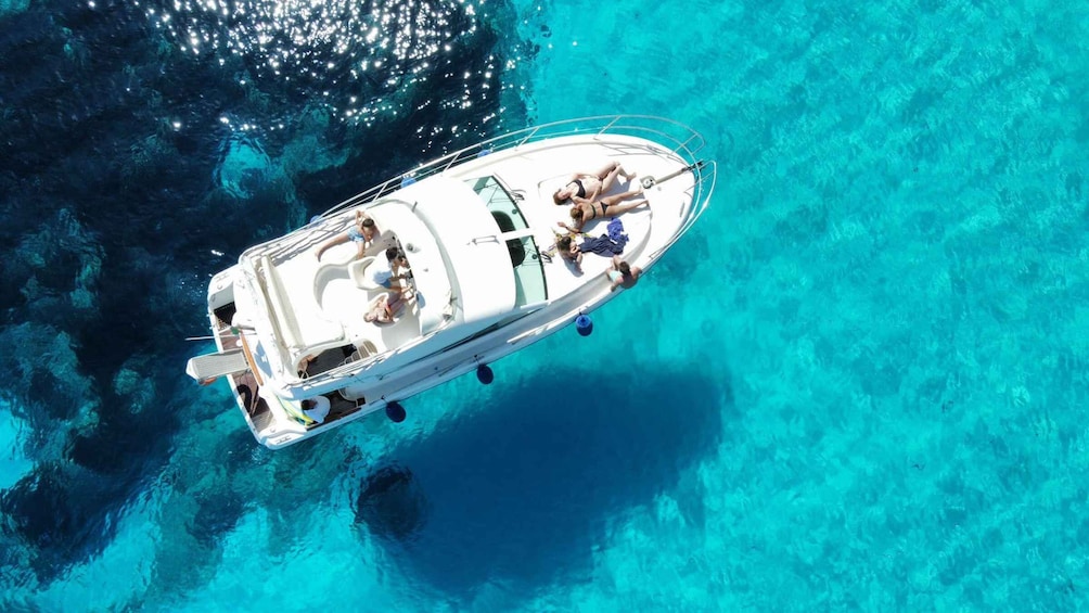 Taormina: Isola Bella Tour with Swimming, Fruit and Prosecco