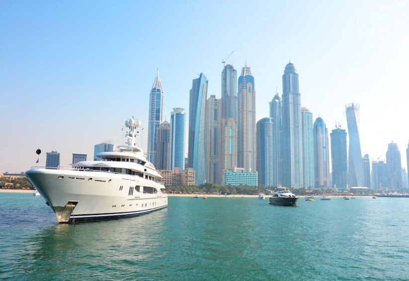 Dubai: Sunset Tour on the Yacht with Performance