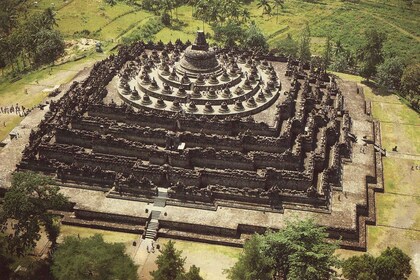 yogyakarta: Borobudur sunrise, Merapi volcano & Prambanan