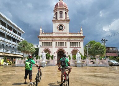 Bangkok: Halvdagstur med lokale liv og mad på cykel med frokost