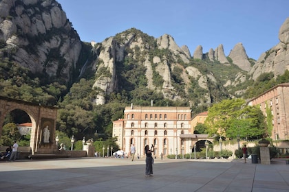 Depuis Barcelone : Montserrat et vignoble privé excursion