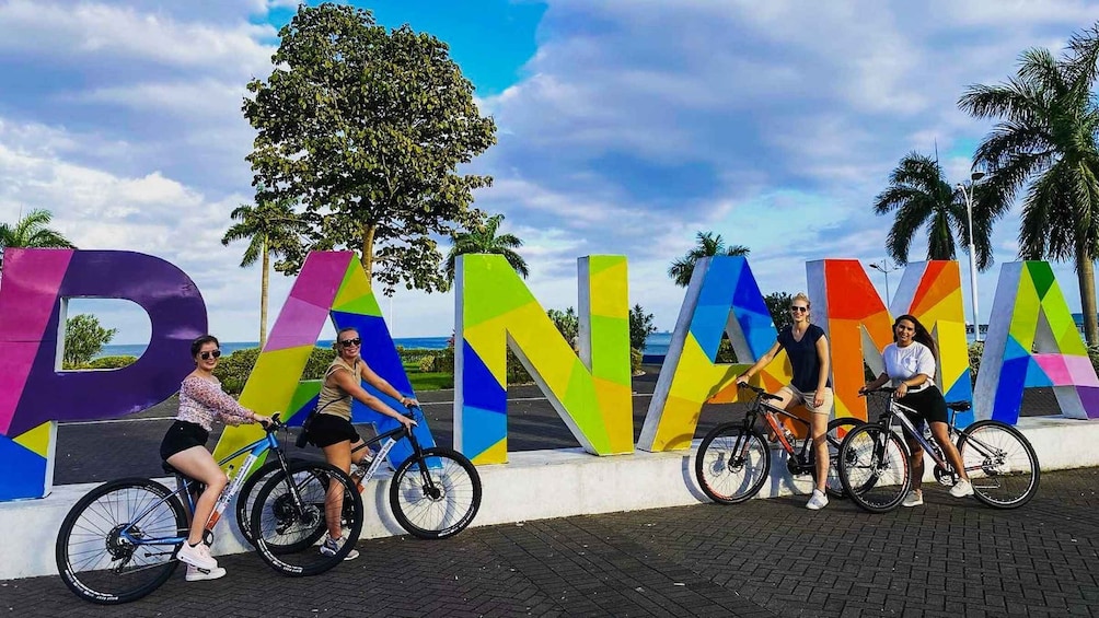 Panama: Highlights Bike Tour in Casco Viejo & Cinta Costera