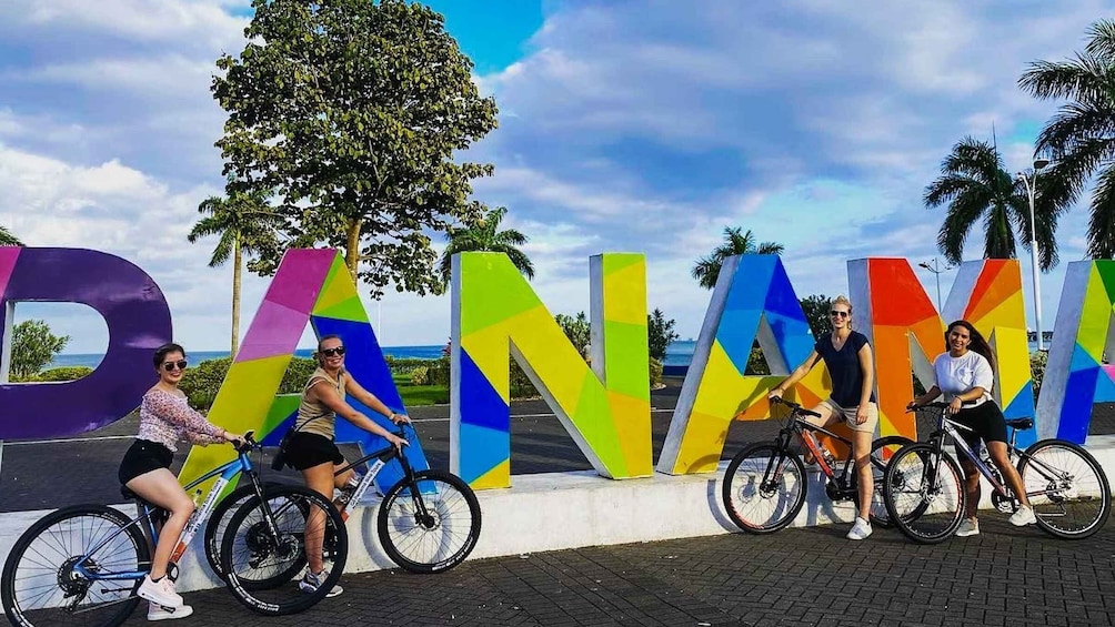 Panama: Highlights Bike Tour in Casco Viejo & Cinta Costera