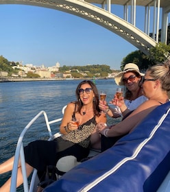 Porto: Douro private cruiser (only for you)6 bridges/sunset