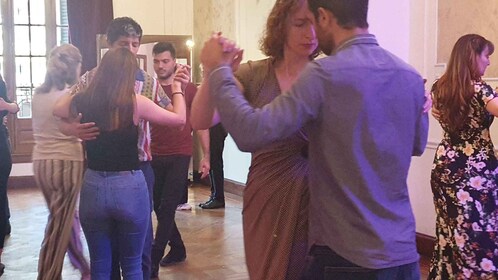 Buenos Aires: Group tango class with mate and snacks