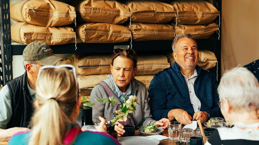 Kelowna: Walking Food Tour with 7 Tastings and 4 Drinks