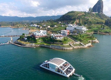 Tour Guatapé: luxury yacht to the stone of Peñol.