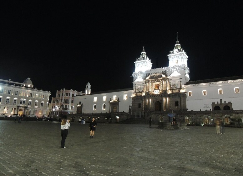 Picture 9 for Activity Quito: City Sightseeing Guided Night Walking Tour