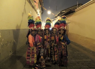 Quito: Visita guiada nocturna a pie por la ciudad