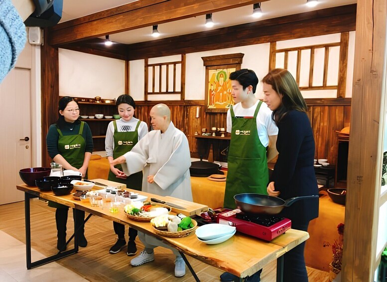 Seoul: Oriental Medicine&Optional Temple Vegan Cooking Class