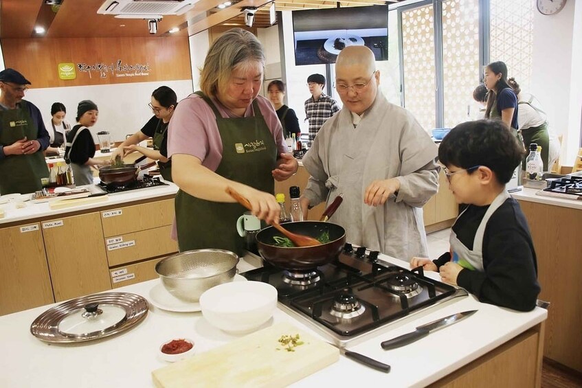 Picture 1 for Activity Seoul: Vegan Temple Food Class, Jogyesa & Changdeokgung Tour