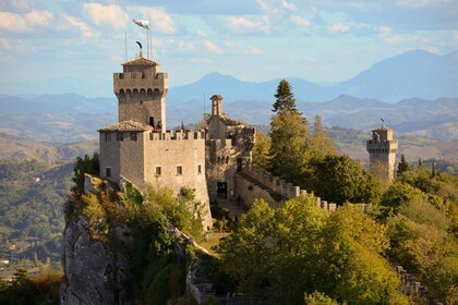 Desde Bolonia: Excursión privada de un día a San Marino con almuerzo