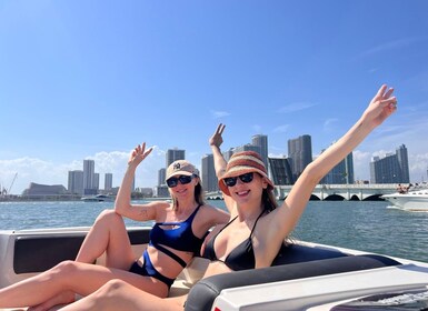 Miami Beach: Private Boat Tour with Captain and Champagne