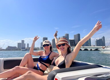 Miami Beach: Private Boat Tour with Captain and Champagne