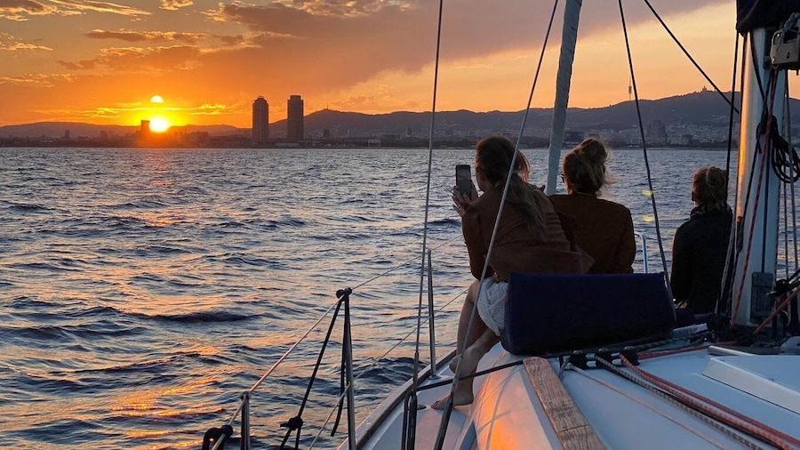 Barcelona: Sunset Skyline Cruise with Cava