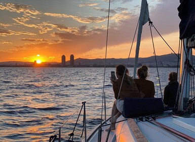 Barcelona: crucero por el horizonte al atardecer con cava