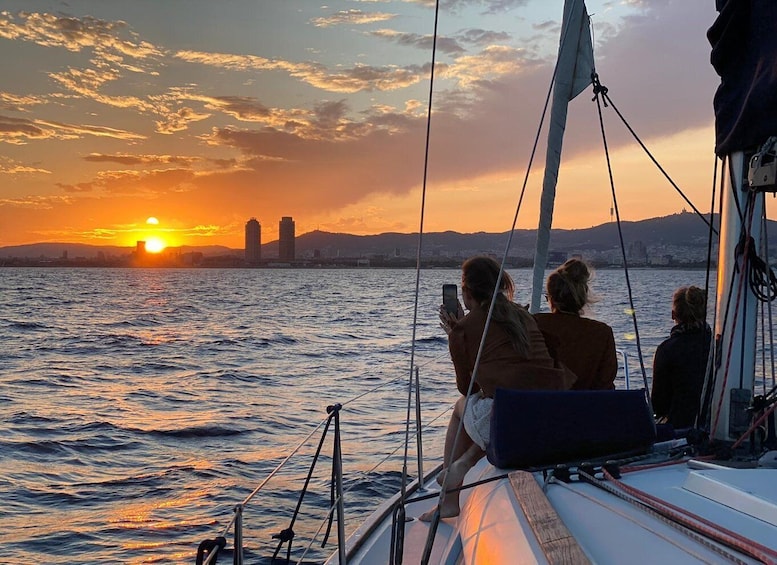 Barcelona: Sunset Skyline Cruise with Cava