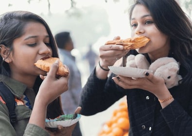 Udaipur: Street Food Crawl (2 Hours Local Food Tasting Tour)