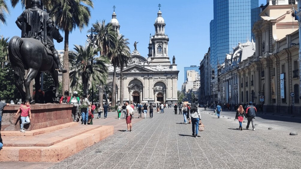 Picture 2 for Activity Santiago: Private Walking City Tour, like a local!