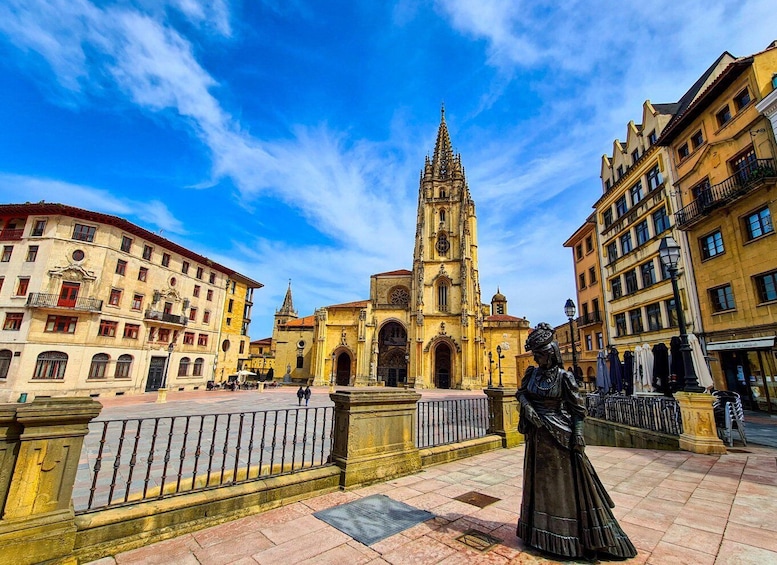 Oviedo : Cathedral Guided Tour in Spanish