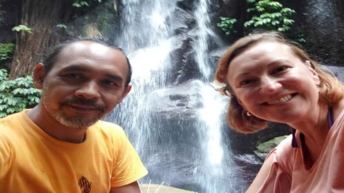 Bali: Meditation og yoga ved et vandfald med velsignelsesritual