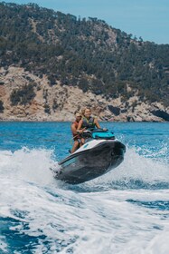 Andratx: recorrido en moto acuática por la playa y las cuevas de Cala en Ba...