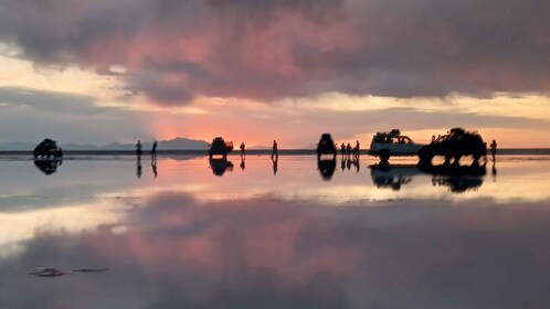 Fra La Paz: 2-dages Uyuni Salt Flats & Red Lagoon med fly.