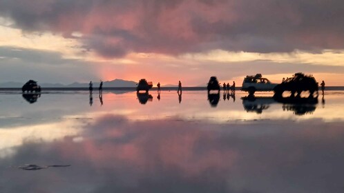 Från La Paz: 2-dagars Uyuni Salt Flats & Red Lagoon med flyg.