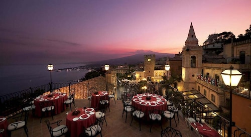 Taormina: visite à pied au coucher du soleil et apéritif sur la terrasse su...