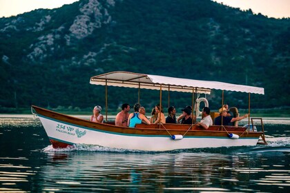 Virpazar: Tour guidato privato in barca del lago Skadar