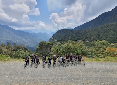 Depuis La Paz : 5 jours de vélo sur la route de la mort et les salines d'Uy...