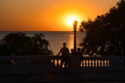 Gemeinsame Stadttour bei Sonnenuntergang in der historischen Nachbarschaft