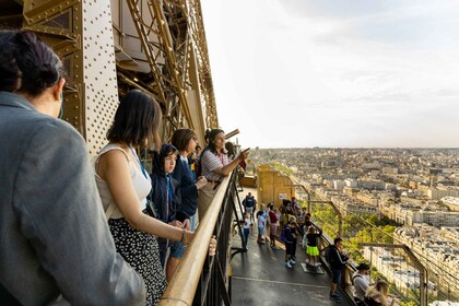 Paris : visite guidée de la tour Eiffel en ascenseur